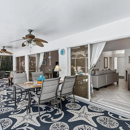 Modern Family-Friendly Electric & Solar-Heated Pool Home - Villa Mimsey